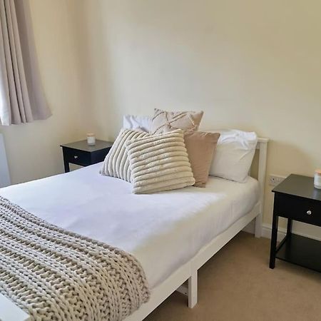 Stunning Luxury 2 Bed Apartment With En-Suite In Wokingham City Centre Exterior photo