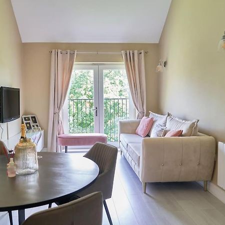 Stunning Luxury 2 Bed Apartment With En-Suite In Wokingham City Centre Exterior photo