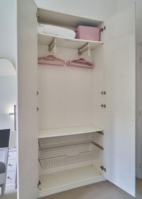 Stunning Luxury 2 Bed Apartment With En-Suite In Wokingham City Centre Exterior photo
