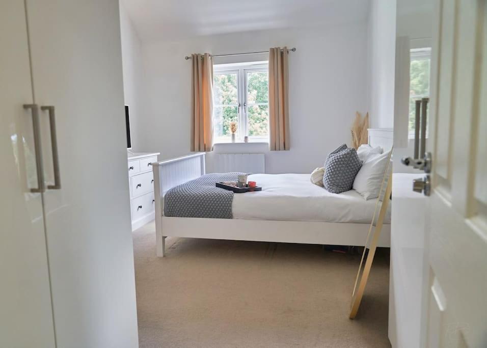 Stunning Luxury 2 Bed Apartment With En-Suite In Wokingham City Centre Exterior photo