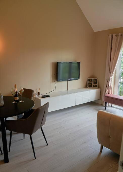 Stunning Luxury 2 Bed Apartment With En-Suite In Wokingham City Centre Exterior photo