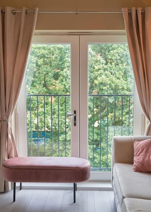 Stunning Luxury 2 Bed Apartment With En-Suite In Wokingham City Centre Exterior photo
