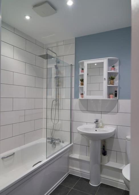 Stunning Luxury 2 Bed Apartment With En-Suite In Wokingham City Centre Exterior photo