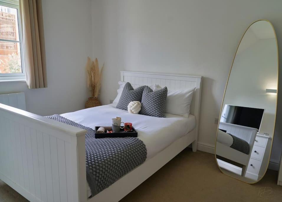 Stunning Luxury 2 Bed Apartment With En-Suite In Wokingham City Centre Exterior photo