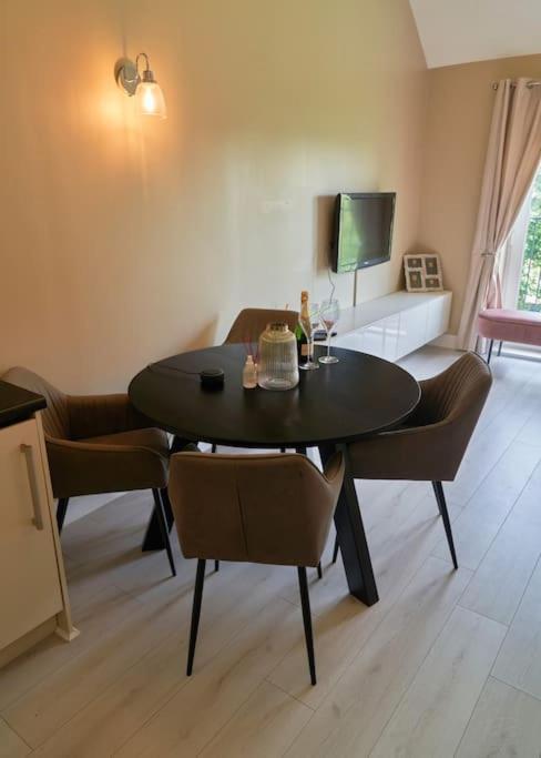Stunning Luxury 2 Bed Apartment With En-Suite In Wokingham City Centre Exterior photo