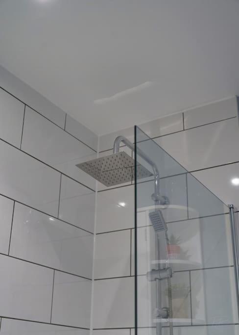 Stunning Luxury 2 Bed Apartment With En-Suite In Wokingham City Centre Exterior photo