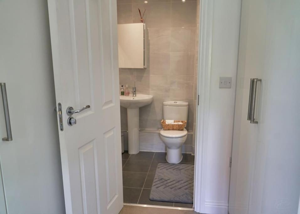 Stunning Luxury 2 Bed Apartment With En-Suite In Wokingham City Centre Exterior photo