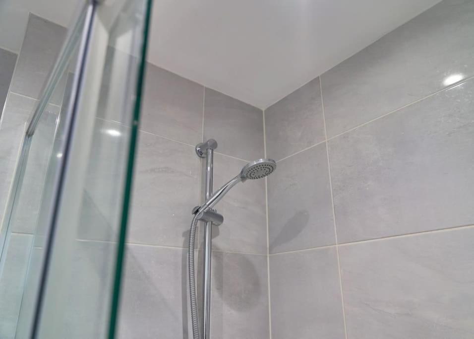 Stunning Luxury 2 Bed Apartment With En-Suite In Wokingham City Centre Exterior photo