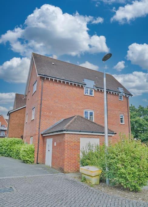 Stunning Luxury 2 Bed Apartment With En-Suite In Wokingham City Centre Exterior photo
