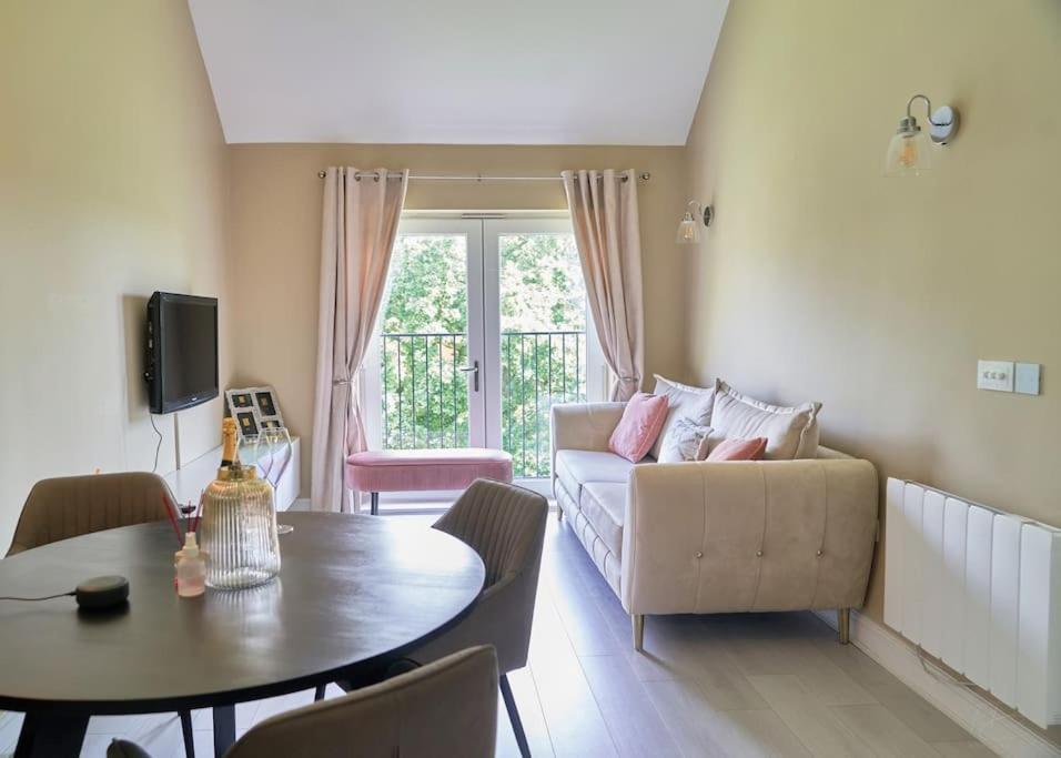 Stunning Luxury 2 Bed Apartment With En-Suite In Wokingham City Centre Exterior photo